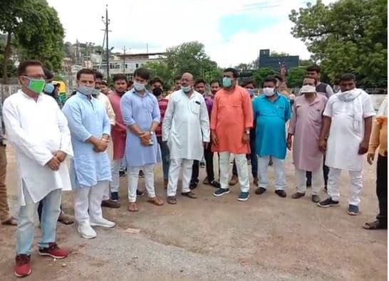 राजनीति : भाजपा ने जहाँ किया सदस्यता ग्रहण समारोह, कांग्रेस ने किया गंगाजल से शुद्ध