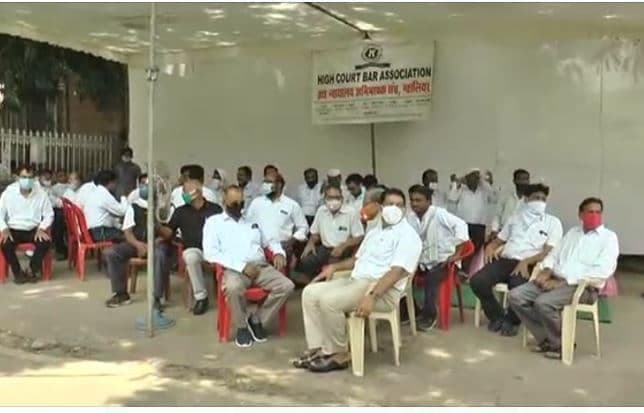 न्यायालय खोलने की मांग को लेकर वकीलों का धरना, बोले-आर्थिक हालात बहुत खराब
