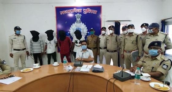 लूट की घटना का एसपी ने किया खुलासा, आरोपी गिरफ्तार, बाइक, कट्टा समेत कारतूस जब्त