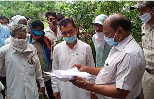 परेशान किसानों ने मुआवजे की मांग को लेकर सौंपा SDM को ज्ञापन, धरना प्रदर्शन की दी चेतावनी