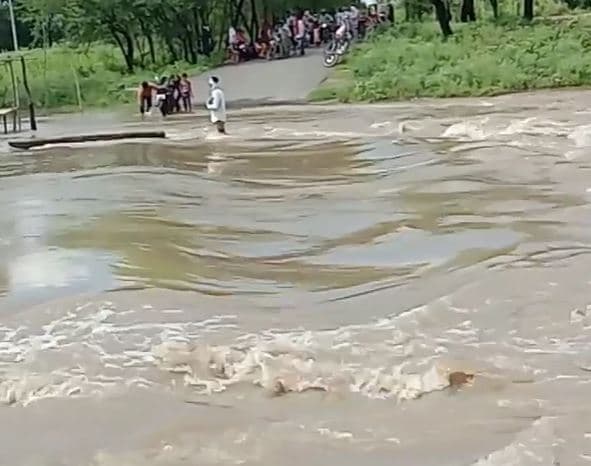  जोरदार बारिश के बाद नदी नाले उफान पर, जान को जोखिम में डाल रहे ग्रामीण