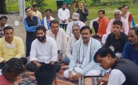नए अवतार में नजर आए जबेरा के विधायक, धार्मिक स्थलों पर गा रहे भजन