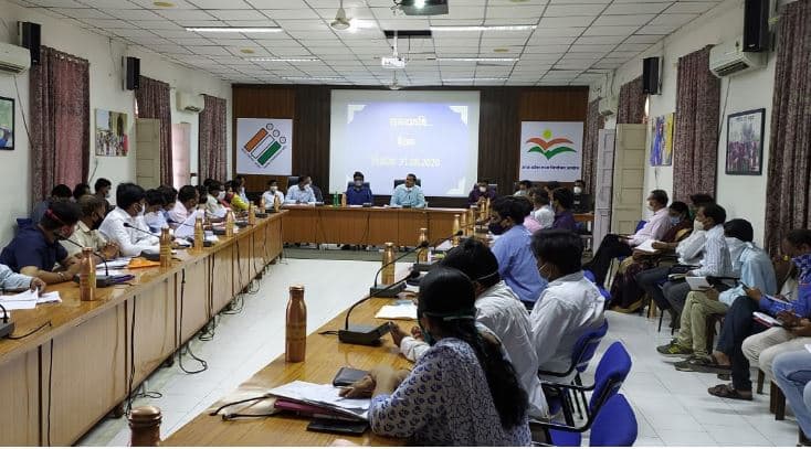 झाबुआ कलेक्टर बोले-CM Helpline की लम्बी शिकायतों का शत-प्रतिशत करें निराकरण