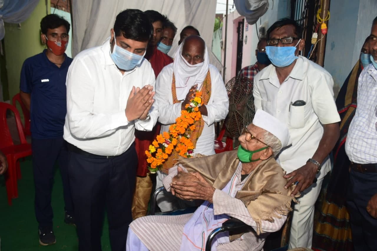 स्वतंत्रता संग्राम सेनानी नाथूराम सूत्रकार का सम्मान, कलेक्टर ने घर पहुंचकर पहनाया शॉल श्रीफल