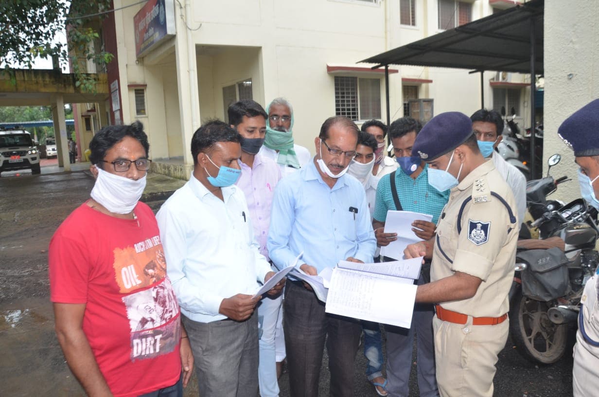 पांच चिटफंड कंपनी ने हजम किए करोड़ों रुपए, सख्त कार्रवाई की मांग को लेकर निवेशकों ने एसपी को सौंपा ज्ञापन