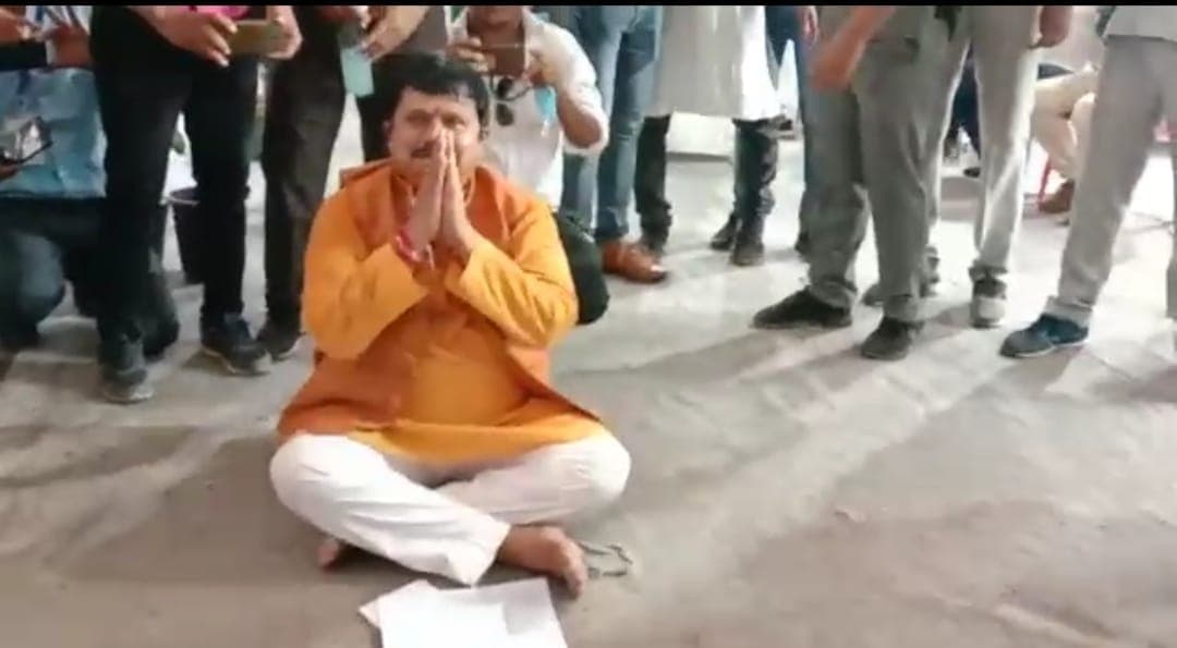 “महाराज- शिवराज ” के इंतजार में थक कर जमीन पर बैठ गए मंत्री तोमर, बोले अच्छा लगता है