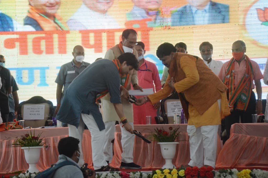 जब ‘महाराज’ ने ‘शिवराज’ के सामने मंत्री प्रद्युम्न को पहनाई चप्पल, ये है पूरा मामला