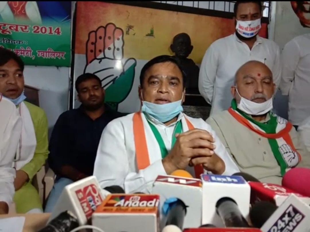 जीत के श्रेय पर कांग्रेस का सिंधिया से सवाल – “क्या 2003 से 2013 तक आप लोकप्रिय नहीं थे”