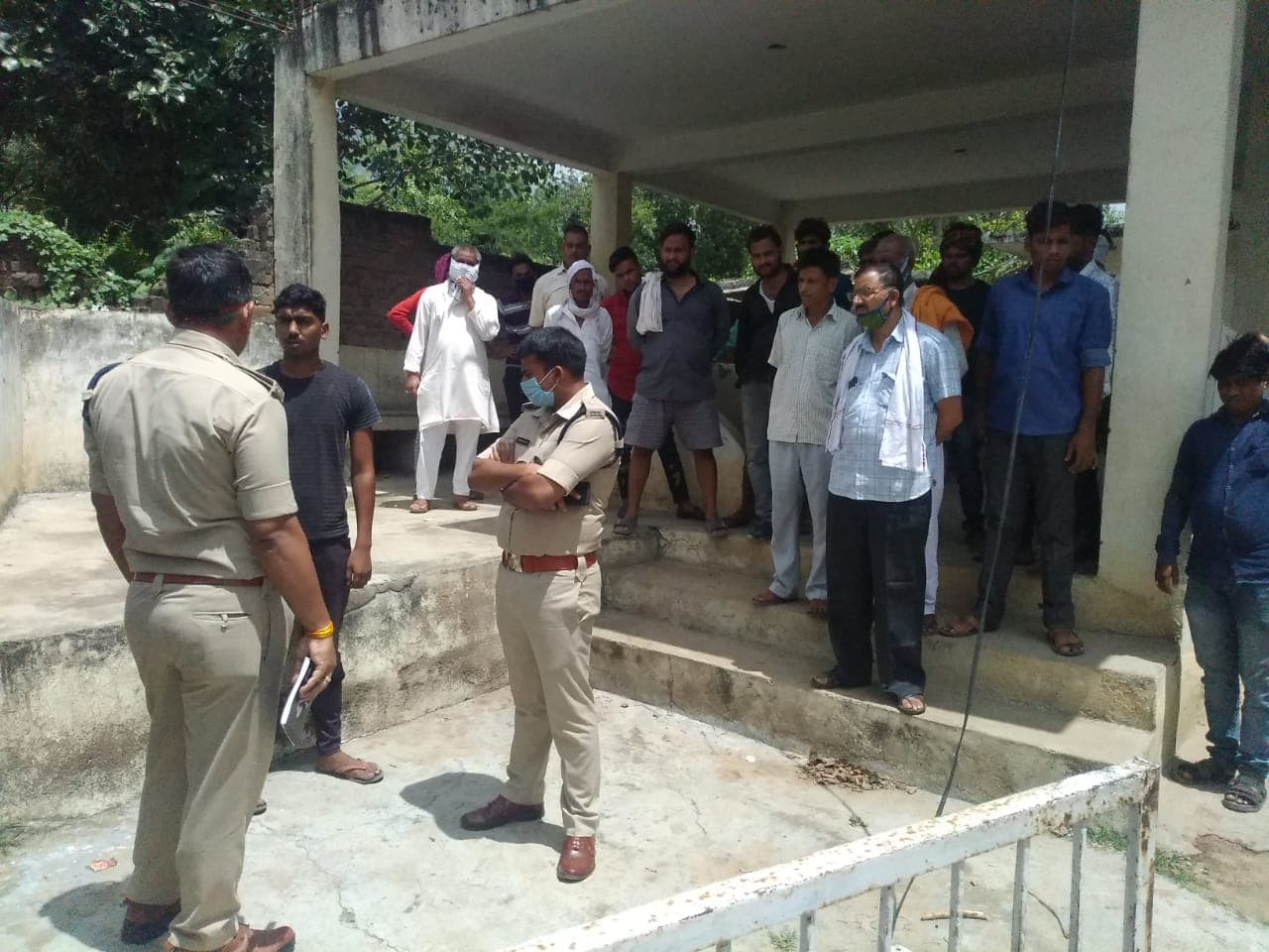 घर के बाहर सो रहे युवक की धारदार हथियार से हत्या