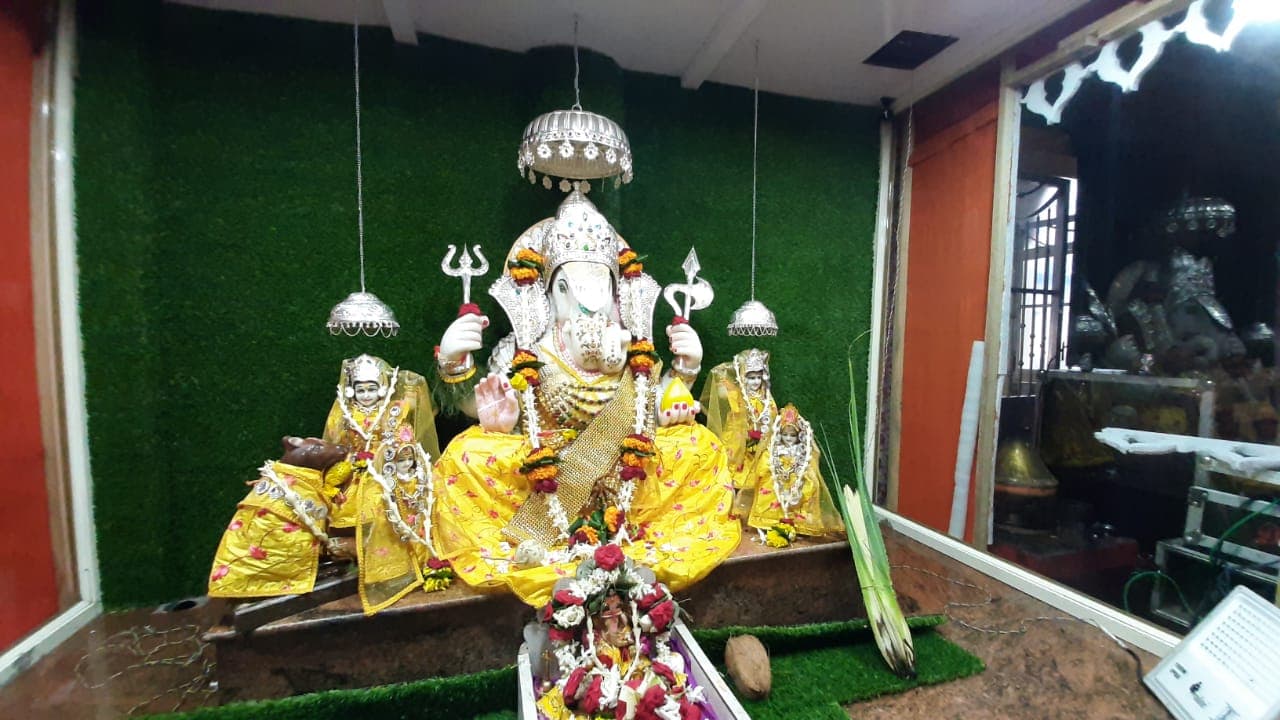 इस मंदिर में सपरिवार विराजे हैं भगवान श्री गणेश, 100 साल से ज्यादा पुराना है मंदिर