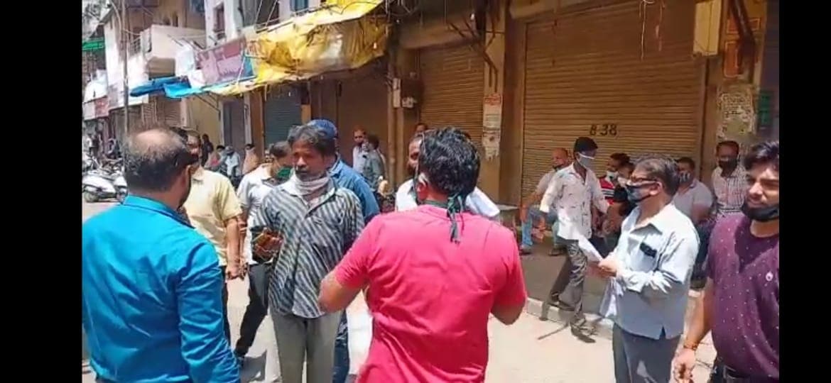 व्यापारी की दुकान पर हुई बमबाजी, नाराज़ व्यापारियों ने किया बाज़ार बंद, पुलिस पर लगाए आरोप