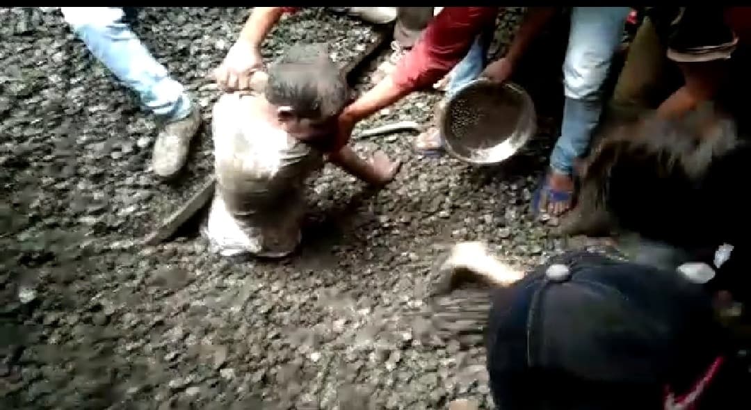जाको राखे साइयां मार सके न कोई, डंपर पलटने के बाद भी बच गया युवक, यहां का है मामला