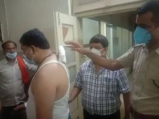 शराब तस्करों की दबंगई, आबकारी दल पर फायरिंग, एक आरक्षक घायल
