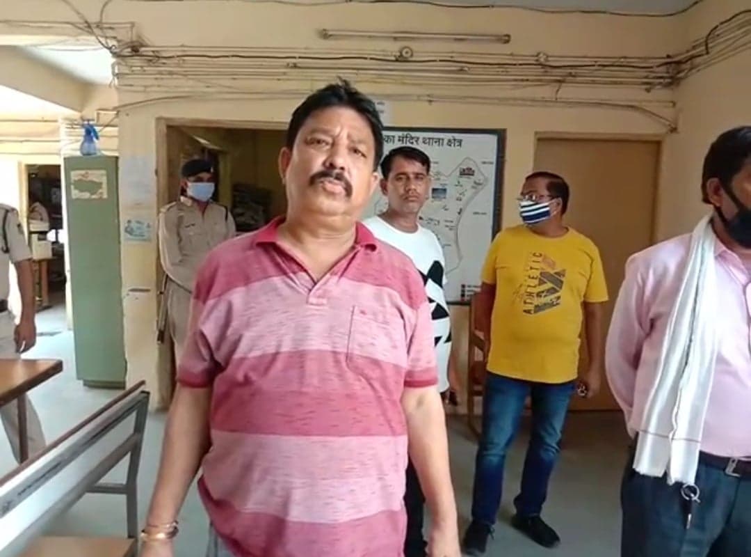 फर्नीचर कारोबारी के साथ लूट, सरे राह मारपीट कर बदमाश ले गए तीन लाख की सोने की चैन