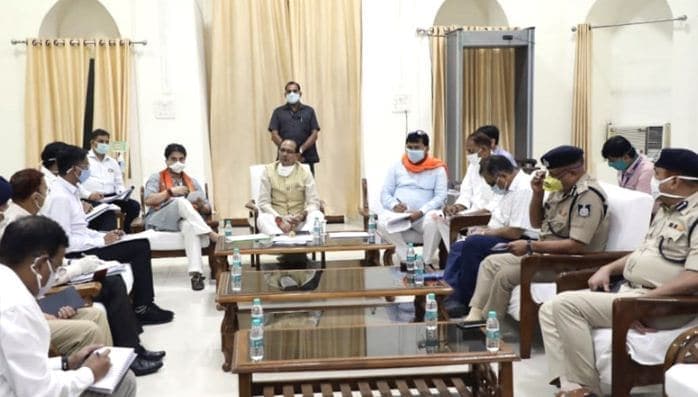 सिंधिया और शिवराज की अधिकारियों के साथ बैठक, दिए यह निर्देश