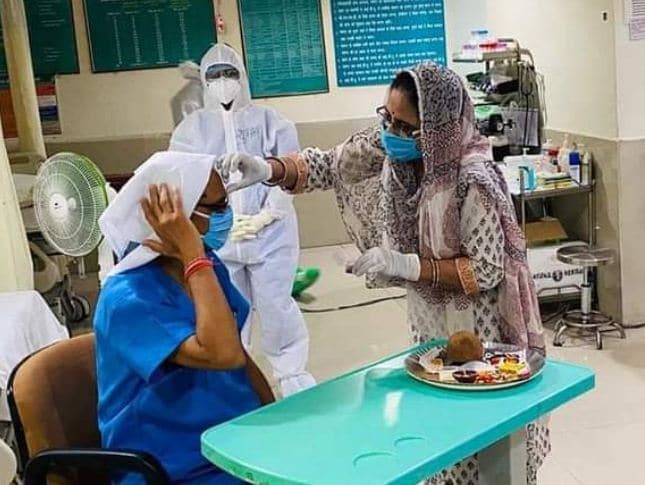 शिवराज ने अस्पताल में बंधवाई राखी, कांग्रेस ने उठाये सवाल