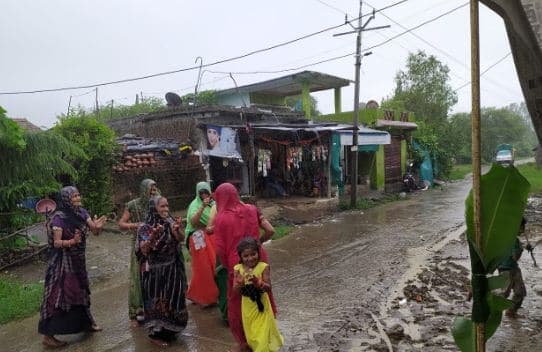 फसलों के लिए आसमान से बरसा अमृत, महिलाओं ने नृत्य कर मनाई खुशियां