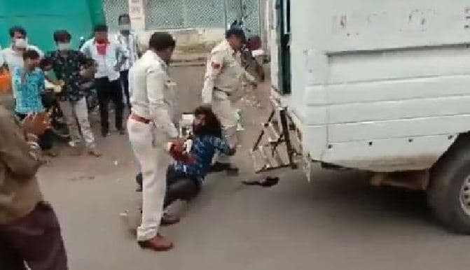पुलिस ने की दुकानदार की सरेआम पिटाई, कमलनाथ ने सरकार को घेरा