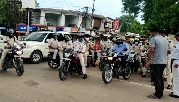 बाइक पर सवार शहर की गलियों में पहुंचे एसपी-कलेक्टर, लोगों से की अपील