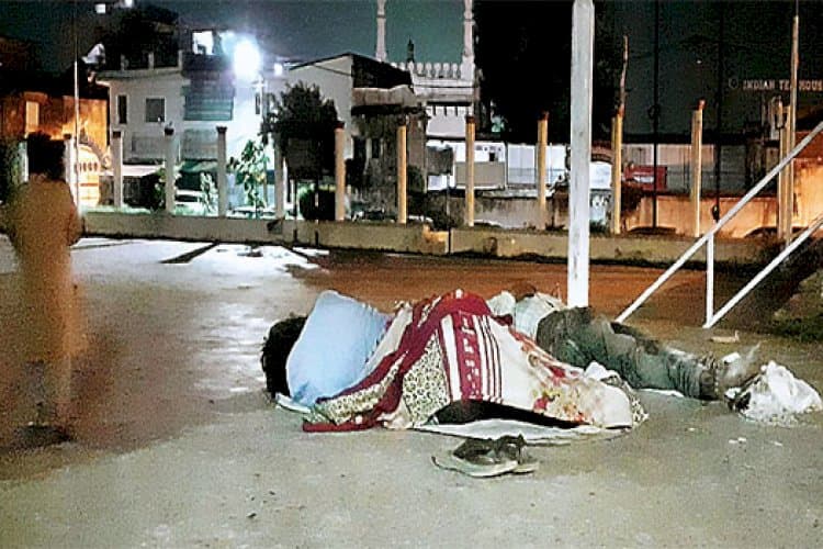 रैनबसेरों में लटके ताले, मरीजों के परिजन फूटपाथ पर तो लोग आसमान के नीचे बिता रहे रात