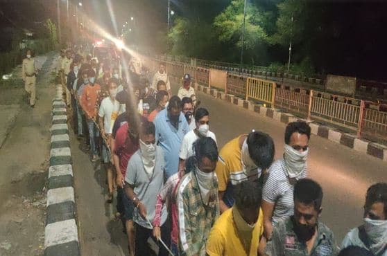 टोटल लॉकडाउन में कर रहे थे पार्टी, पुलिस ने रस्सी से बांधकर निकाला जुलूस