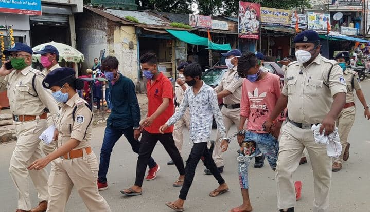 गैंगरेप के आरोपियों का पुलिस ने निकाला जुलूस, नाबालिग को शराब पिलाकर की थी दरिंदगी