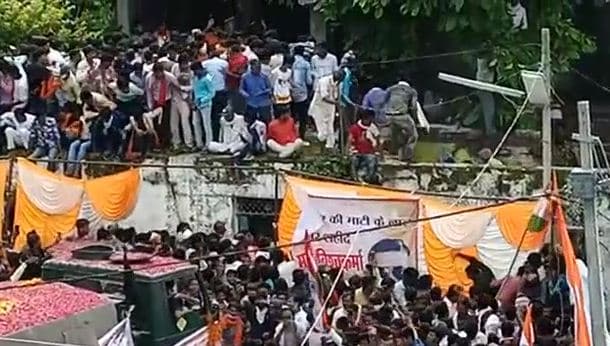 शहीद की अंतिम विदाई में उमड़ा जनसैलाब, छत गिरने से हादसा, देखिये वीडियो