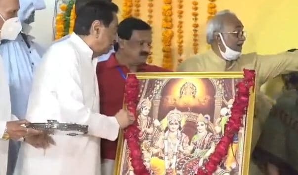 भगवान की माला से हाथ पोछते नजर आये कमलनाथ, भाजपा ने साधा निशाना