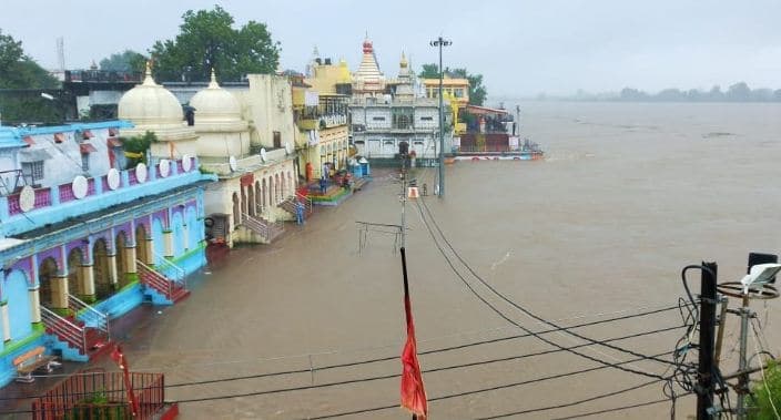 होशंगाबाद में बाढ़, नर्मदा ने दिखाया रौद्र रूप, सेना बुलाई, सड़क पर आया मगरमच्छ