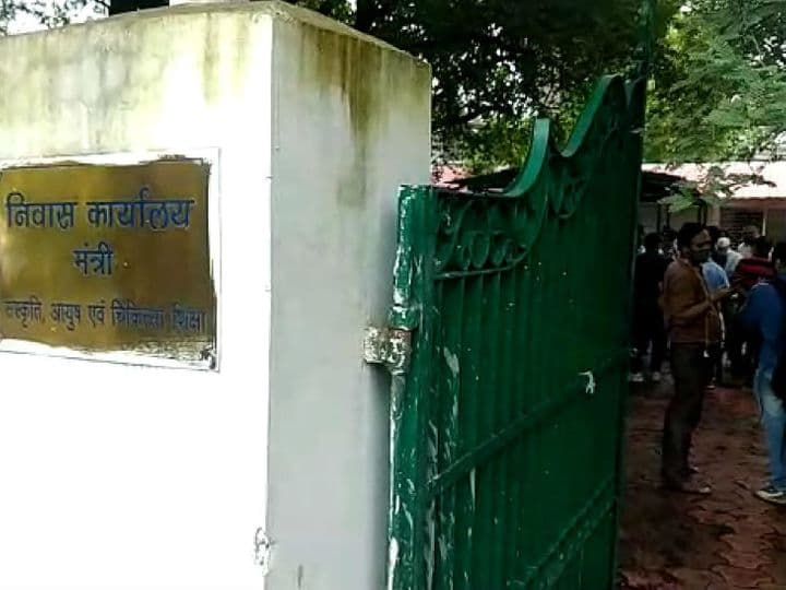 3 नोटिस के बाद भी पूर्व मंत्री ने नही खाली किया बंगला, टीम के साथ पहुंचा प्रशासन