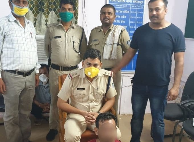 इनामी आरोपी की जगह निर्दोष को पकड़ा, फोटो खिंचवाई, थाना प्रभारी सस्पेंड