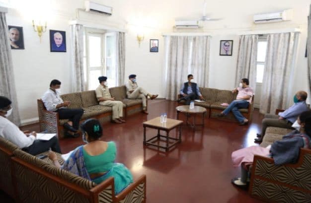 कोरोना संक्रमित मंत्री ने डिस्चार्ज होते ही की अधिकारियों के साथ बैठक, कांग्रेस ने उठाये सवाल