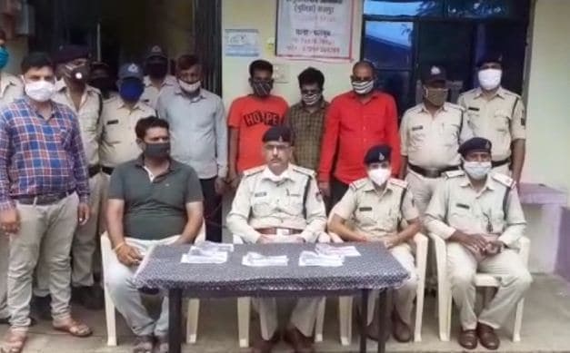 अवैध हथियारों का कारोबार करने वाला गिरोह धराया, 50 हजार की 5 पिस्टल बरामद