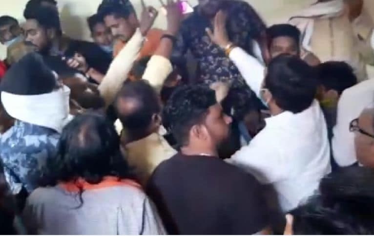 भाजपा की बैठक में जमकर विवाद, कार्यकर्ताओं में हाथापाई, गाली-गलौज