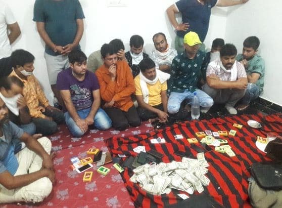 फार्म हाउस पर छापा, 17 जुआरी गिरफ्तार, 25 लाख रुपए बरामद