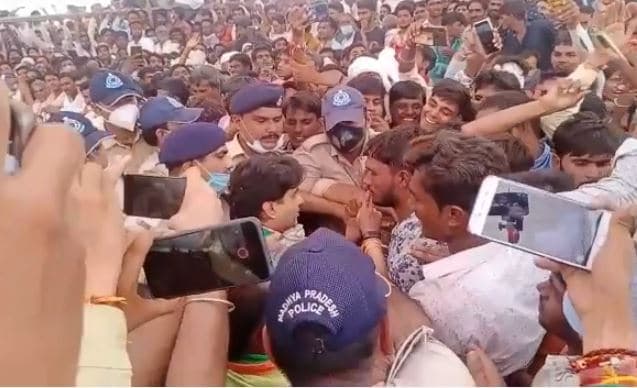 ग्वालियर-चंबल दौरा : ज्योतिरादित्य सिंधिया की सभा में जमकर हंगामा, बीच में रोकना पड़ा भाषण