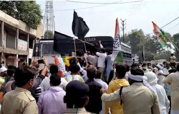 VIDEO: ज्योतिरादित्य सिंधिया का विरोध कर रहे कांग्रेसी हिरासत में, मौके पर भारी पुलिस बल