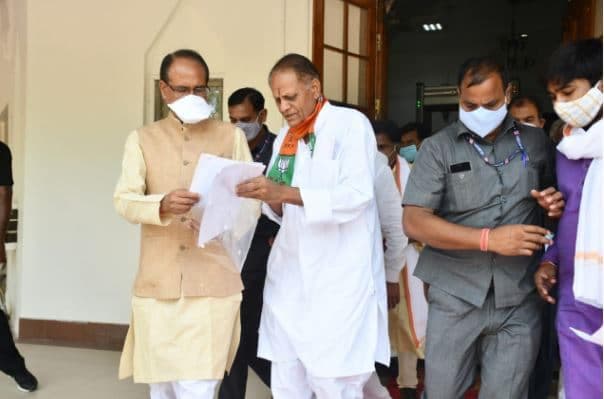 चर्चा में पूर्व विधायक का विज्ञापन, कांग्रेस ने पूछा- 200 करोड़ के कार्यों की स्वीकृति देने क्या ट्रंप आये थे