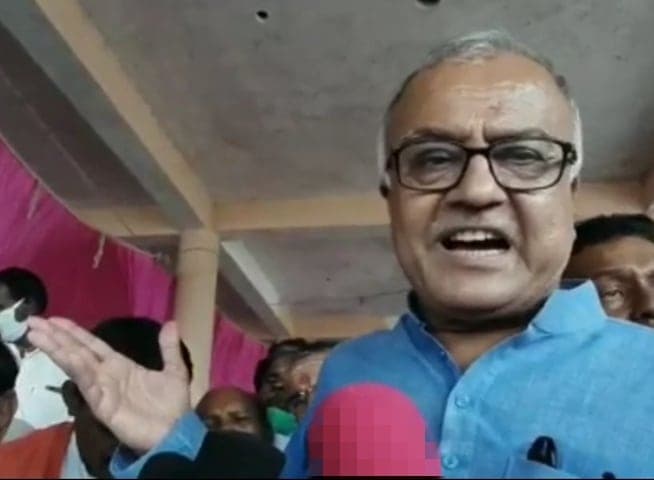 भाजपा प्रत्याशी नारायण पटेल जहां पहुंचे वहीं खड़ी हुई मुसीबत, लोगों ने किया जोरदार विरोध