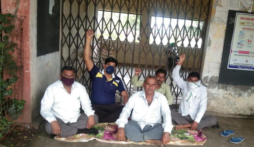 मांग पूरी नहीं होने पर फिर हड़ताल पर बैठे मंडी कर्मचारी, एसडीएम को सौंपा ज्ञापन