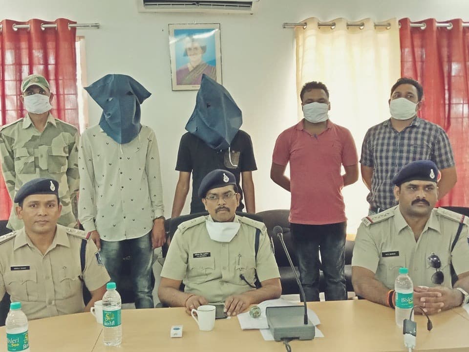 लूट के आरोपियों की चंद घंटों में ही गिरफ्तारी, SP ने की ईनाम की घोषणा