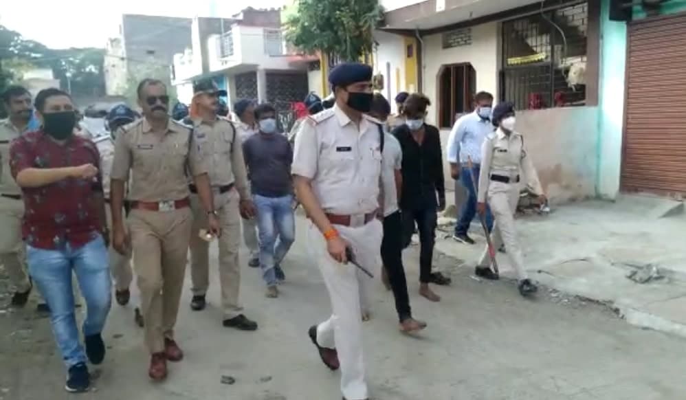 हत्या के चार आरोपी गिरफ्तार, पुलिस ने शहर में निकाला जुलूस