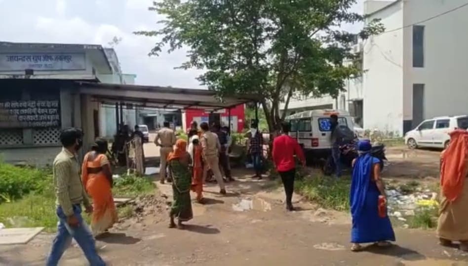 शक के चलते पति ने की पत्नी की निर्मम हत्या, सिर पर हथौड़ा मारकर फरार