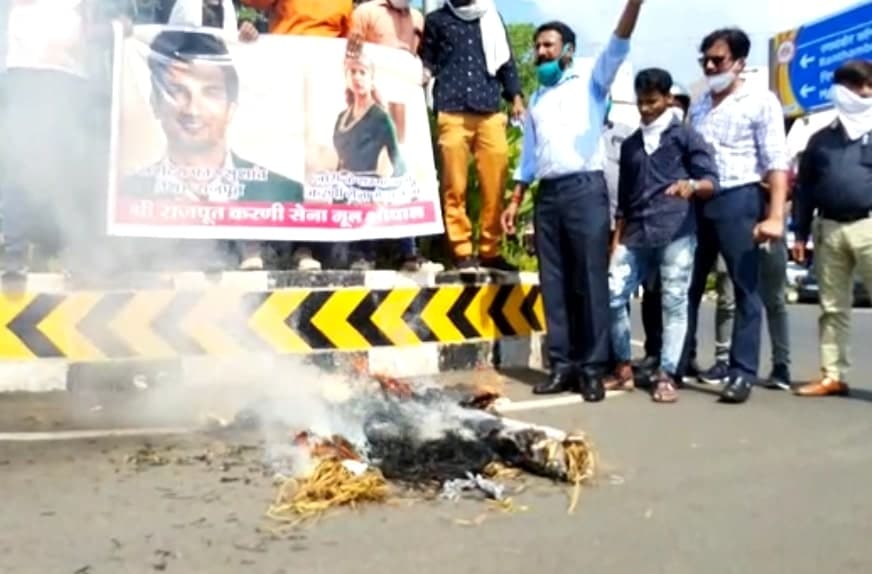 भोपाल में कंगना के समर्थन में करणी सेना ने जलाया संजय राउत का पुतला