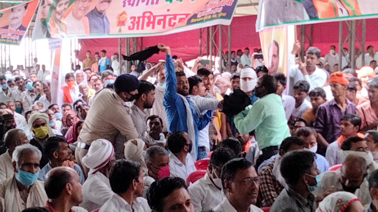 भरी सभा में कांग्रेंसियों ने सिंधिया को दिखाए काले झंडे, पुलिस ने हिरासत में लिया