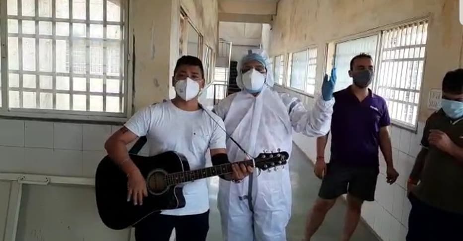 कोविड सेंटर में कोरोना मरीज और डॉक्टर ने मिलकर गाया गाना, देखिये Video