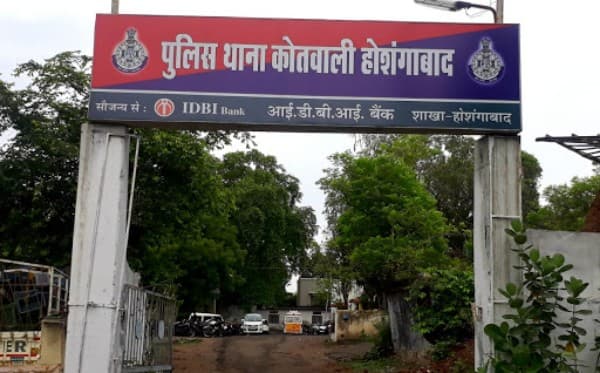 पुलिस ने जुआ खेलते लोगों को पकड़ा, अवैध शराब बरामद