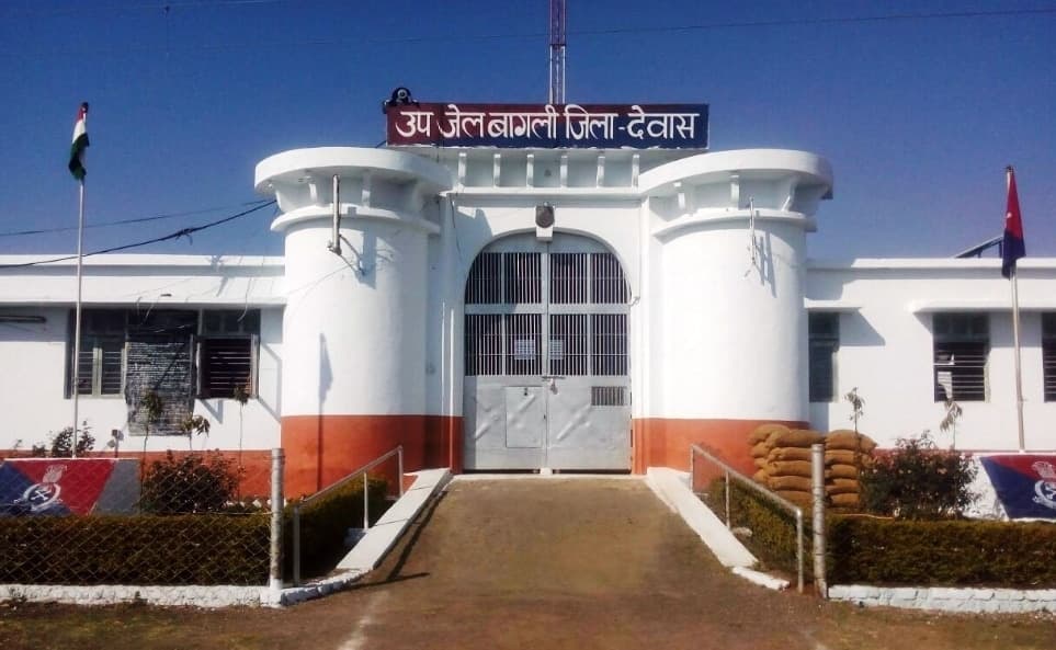 नहीं मिला फरार कैदी का सुराग, दो प्रहरी निलंबित, सूचना देने वाले को 10 हजार का इनाम
