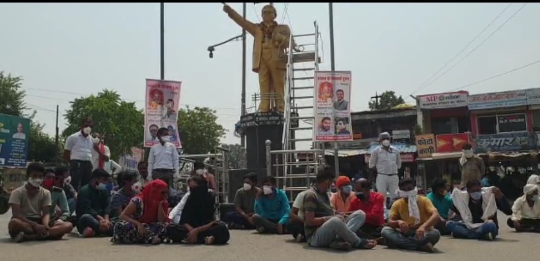 दमोह जिला अस्पताल के वार्ड बॉय की कोरोना से मौत, धरने पर बैठे परिजन और अन्य कर्मचारी