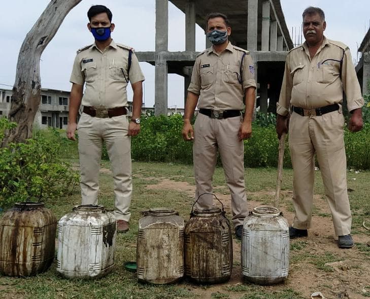 निर्माणाधन पीएम आवास में बन रही थी अवैध शराब, आबकारी विभाग ने मारा छापा